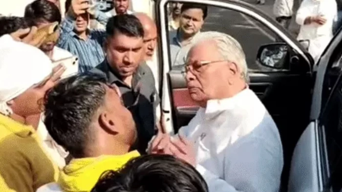 'क्या मैं गधा हूं... हां आप गधे हो', शिवपुरी में ओबीसी आरक्षण के प्रदर्शन में भिड़े विधायक और किसान नेता