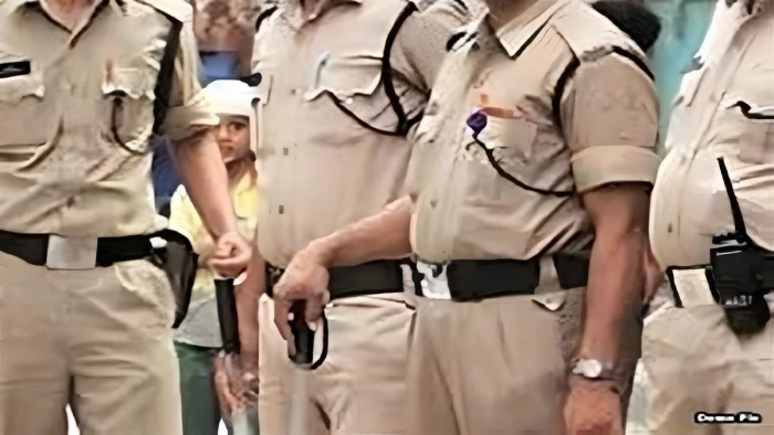 पुलिस ने नाली में खुद चाकू रख किया जब्ती का नाटक, सीसीटीवी ने कोर्ट में खोली पोल, एसआई और कॉन्स्टेबल सस्पेंड