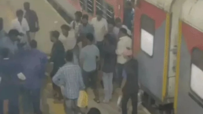 सतना रेलवे स्टेशन के प्लेटफॉर्म-2 पर युवकों में मारपीट, रेल पुलिस के सामने एक-दूसरे पर लात-घूंसे बरसाते रहे