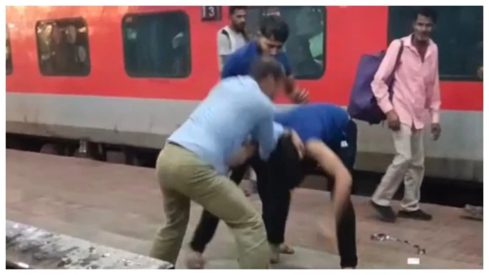 बिलासपुर जोनल स्टेशन में खाने को लेकर वेंडरों के दो गुटों में जमकर मारपीट, लात घूंसे चले, वीडियो वायरल