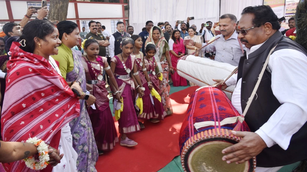 लोक नर्तकों के साथ झूमी मंत्री, मांदर पर विधायक व कलेक्टर ने दी थाप