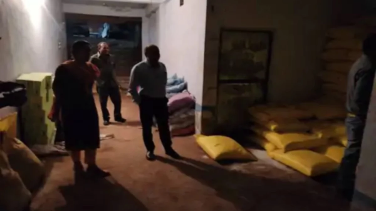 कृषि सेवा केंद्र संचालक कर रहा था खाद की कालाबाजारी, बोरी पर 500 रुपये तक अधिक वसूली, गोदाम सील