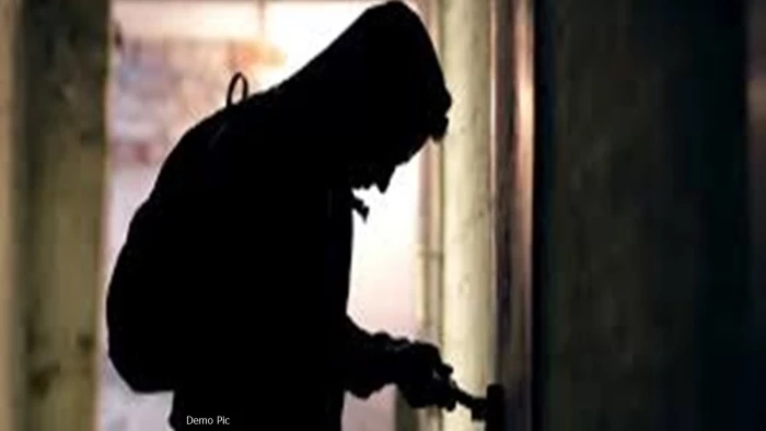 रायपुर के रवेली गांव में चोरी की बड़ी वारदात, दीवान में छिपाकर रखे 62 लाख की रकम पर चोरों ने किया हाथ साफ, पुलिस को करीबी पर शक