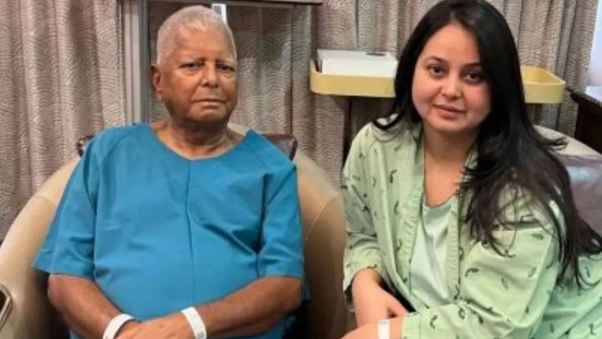 मारने के लिए उठाई चप्पल, कहा- पापा को गंदी किडनी लगवाई... रोहिणी ने तेजस्वी पर लगाए गंभीर आरोप, मचा बवाल