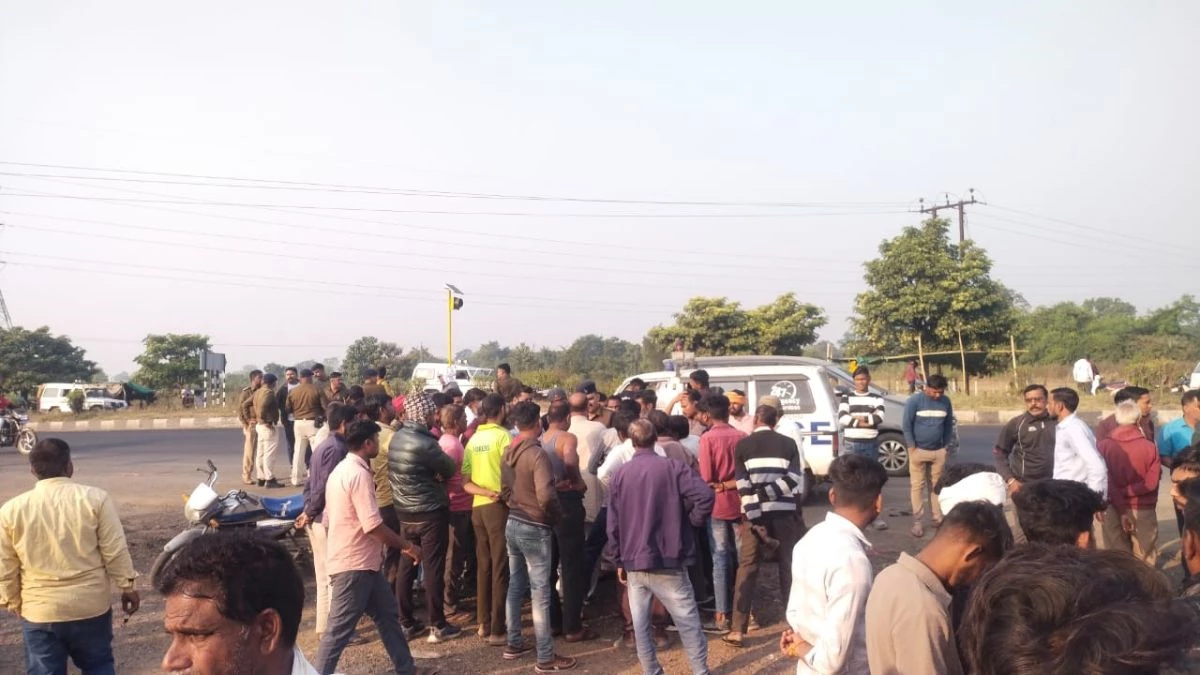 नरसिंहपुर में संदिग्ध परिस्थितियों में व्यक्ति की मौत, मुख्य मार्ग पर दो घंटे चक्का जाम, पुलिस के आश्वासन के बाद खुला रास्ता