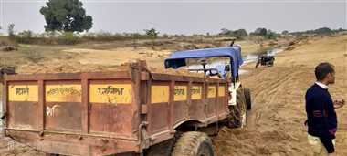 अवैध रेत खनन करते दो ट्रैक्टर जब्त - Anuppur News: अवैध रेत खनन करते दो  ट्रैक्टर जब्त - Naidunia.com