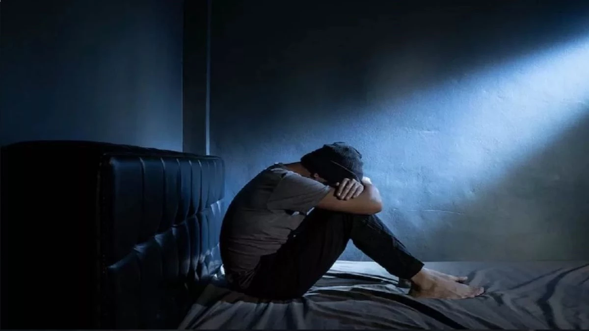 Depressed At Night: रात में डिप्रेशन बढ़ने से हैं परेशान, पढ़ें कारण, लक्षण व इसके उपाय