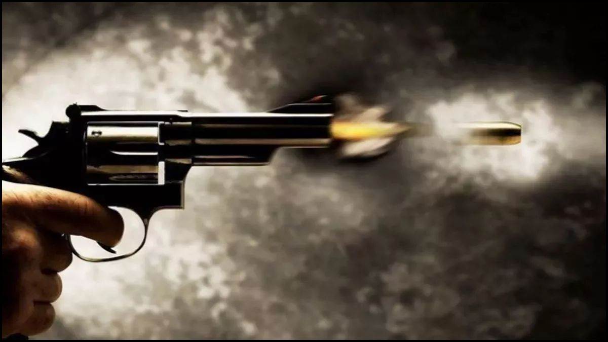 दतिया में युवक ने बीच सड़क पर युवती को मारी गोली, फिर खुद को भी गोली मारकर की आत्महत्या, लड़की की हालत गंभीर