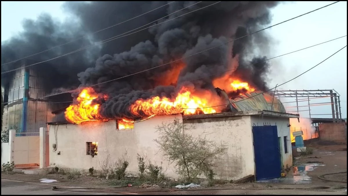 सांवेर की पटाखा फैक्ट्री में भीषण धमाका... दो लोग झुलसे, वेल्डिंग बनी हादसे की वजह, फैक्ट्री में रखे थे 10 हजार सुतली बम