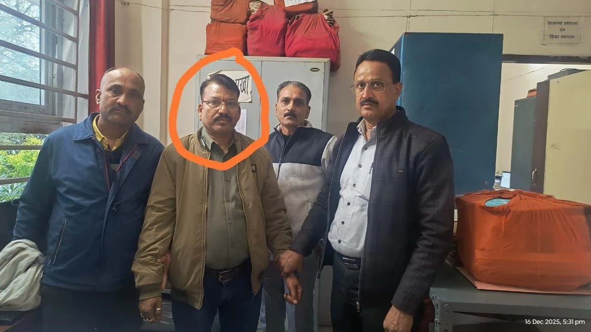 दो लाख सरकार दे रही लेकिन 90 हजार तो बाबू ही मांग रहा था रिश्वत, गिरफ्तार