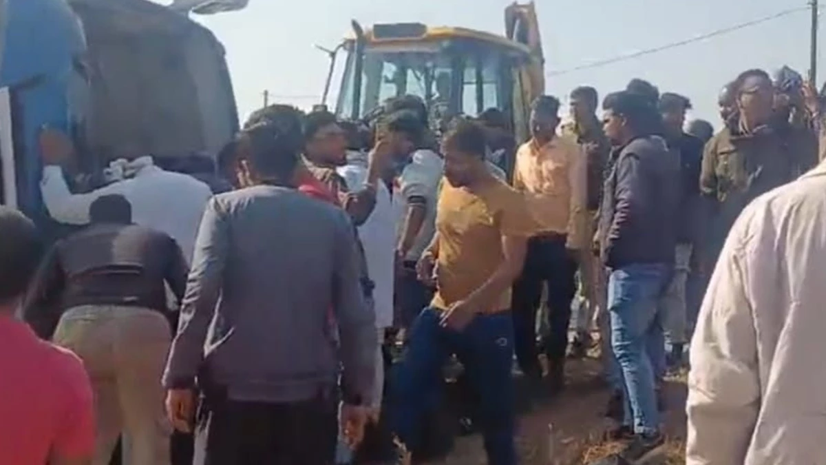 घिसे टायरों के सहारे दौड़ रही बस हाईवे पर पलटी, जबलपुर से नागपुर जा रहे 19 यात्रियों सहित कंडक्टर घायल 19 यात्रियों सहित कंडक्टर घायल