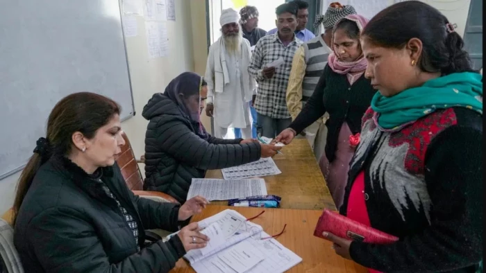 EC का बड़ा एक्शन... बंगाल में वोटर लिस्ट से 58 लाख नाम बाहर, नाम हट गया तो क्या करें? यहां जानें