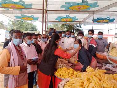 गाइडलाइन का पालन कर मोती माता के दर्शन कर रहे श्रद्घालु