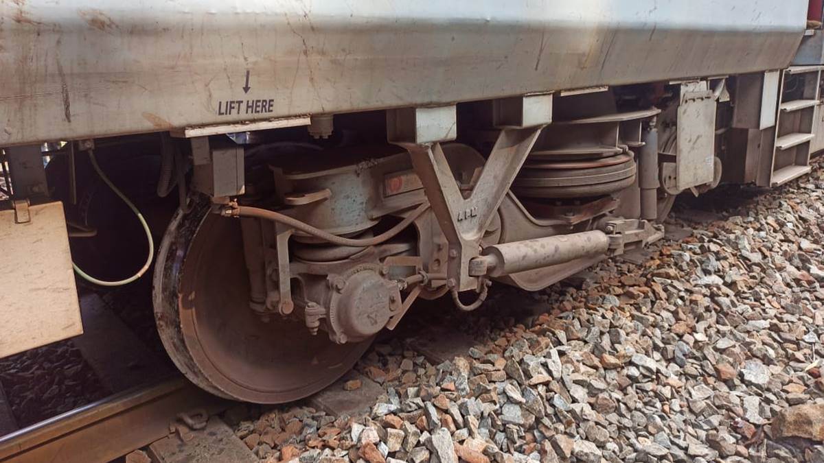 Kirandul Passenger Train: किरंदुल पैसेंजर की बोगी शिवलिंगपुरम स्टेशन में पटरी से उतरी, ट्रेन की गति धीमी थी इसलिए कोई नुकसान नहीं