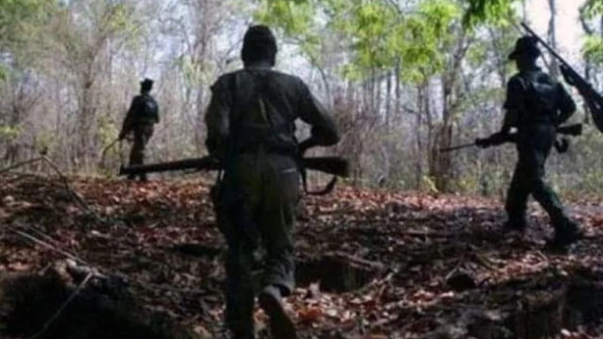 CG Naxal News: नारायणपुर में IED विस्फोट में बीएसएफ के दो जवान घायल… वहीं तेलंगाना बॉर्डर पर 2500 जवानों ने नक्सलियों को घेरा