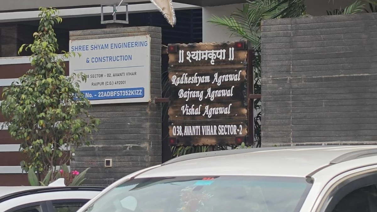 Raipur IT Raids: रायपुर में आईटी विभाग की बड़ी कार्रवाई, कारोबारियों और रेलवे ठेकेदारों के ठिकानों पर छापे