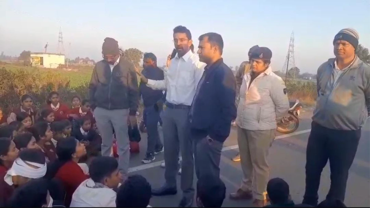हरदा के एकलव्य स्कूल में खराब खाने को लेकर बवाल, 400 छात्र सड़क पर उतरे, कलेक्टर ने हाईवे पर लिया एक्शन