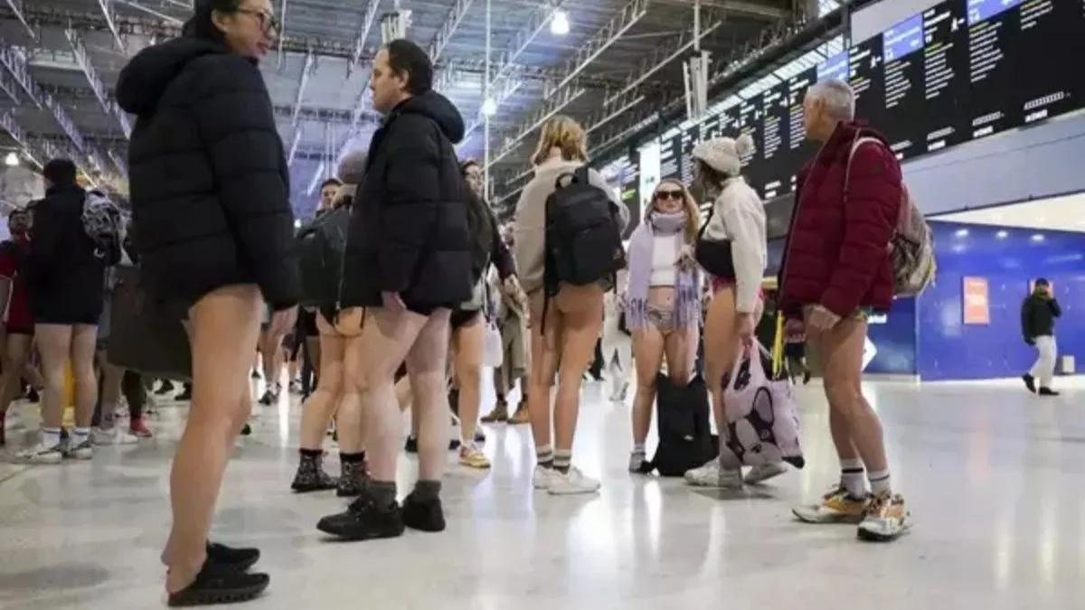 ऊपर कोट-जैकेट, नीचे सिर्फ अंडरवियर... लंदन मेट्रो में दिखा अजीबोगरीब नजारा, टूरिस्ट ने ली सेल्फी