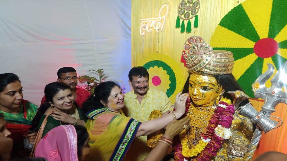 Sapna chaudhary mehandi wali raat dance,सहेली की शादी में जमकर नाची सपना  चौधरी, दूल्हा- दुल्हन भी हुए थिरकने पर मजबूर - sapna choudhary dance with  bride and groom on haryanvi song mehandi