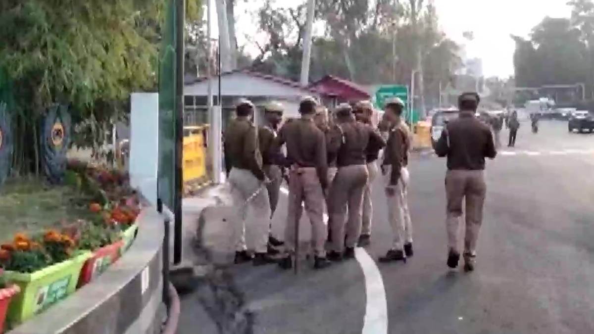 UP News: लखनऊ में मुख्‍यमंत्री आवास के बाहर बम की फर्जी सूचना, पुलिस ने की छानबीन