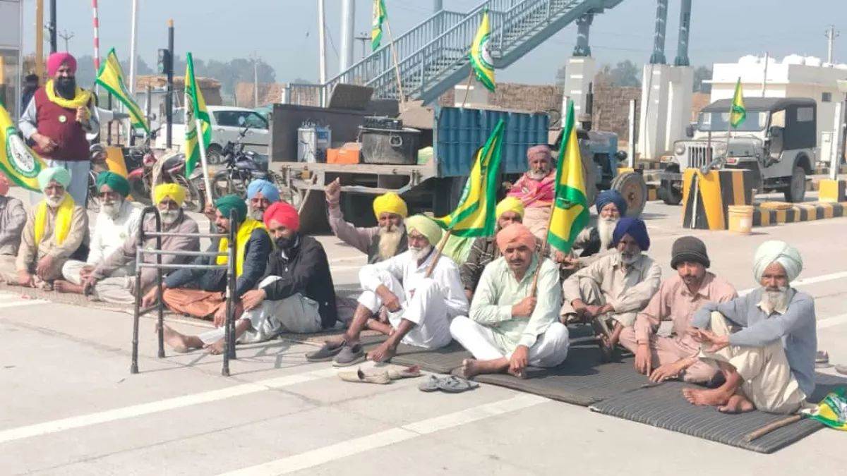 Farmer Protest: दिल्ली-फाजिल्का टोल प्‍लाजा किसानों के कब्जे से हुआ लाखों का नुकसान, बिना पर्ची कटाए गुजरे वाहन