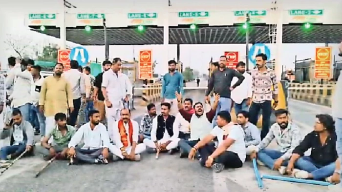 मक्सी टोल प्लाजा पर बजरंग दल, विहिप कार्यकर्ताओं का हंगामा, तोड़फोड़