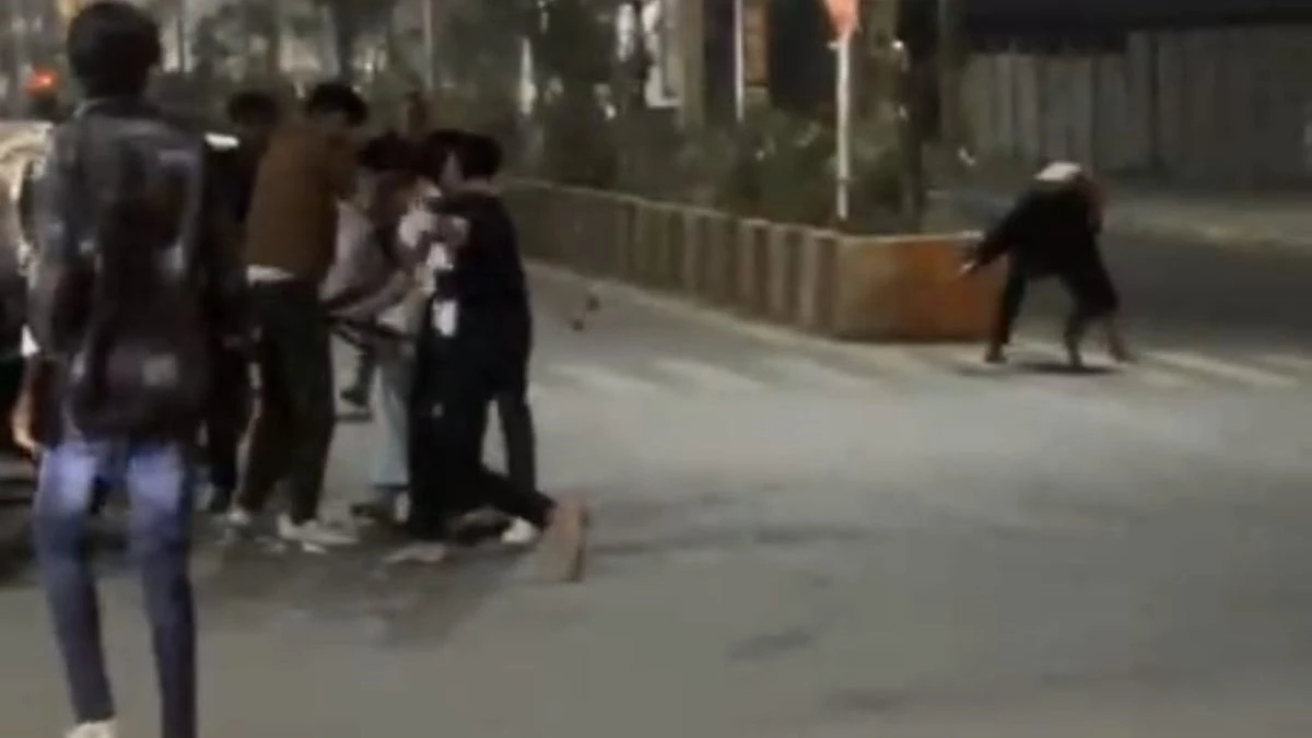 रतलाम में मोमो सेंटर पर 'गदर'... छात्रा को घूरा तो चले लात-घूंसे और लाठियां, लड़कों ने युवकों को दौड़ा-दौड़ा कर पीटा