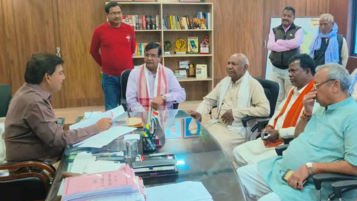 Ambikapur News: आदिवासी युवती का कराया निकाह, एसपी से शिकायत