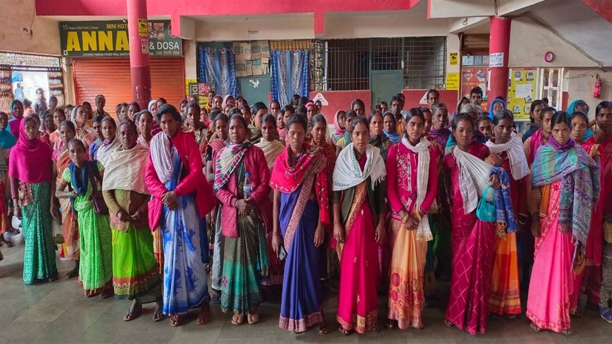 कर्ज से मुक्ति पाने जशपुर से रायपुर पदयात्रा के लिए निकल पड़ी महिलाएं