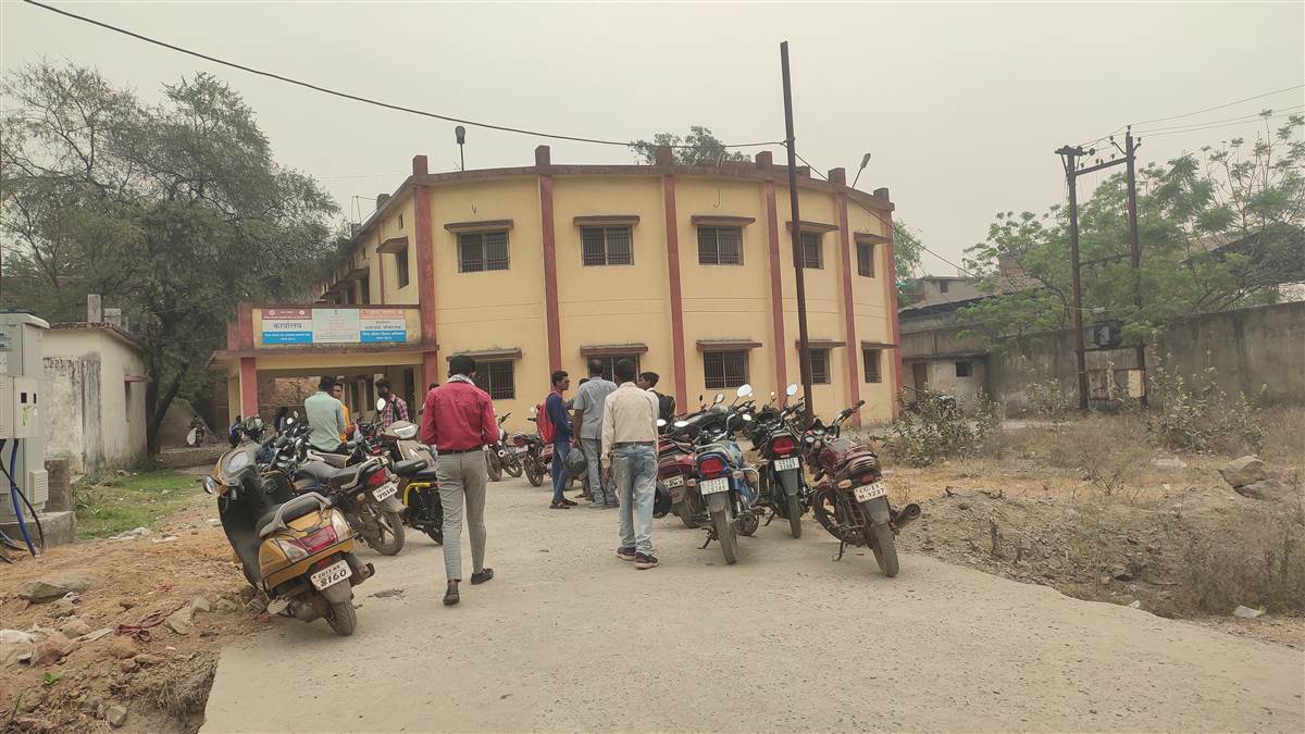 Raigarh News: रोजगार कार्यालय में पंजीयन कराने लग रही युवाओं की कतार