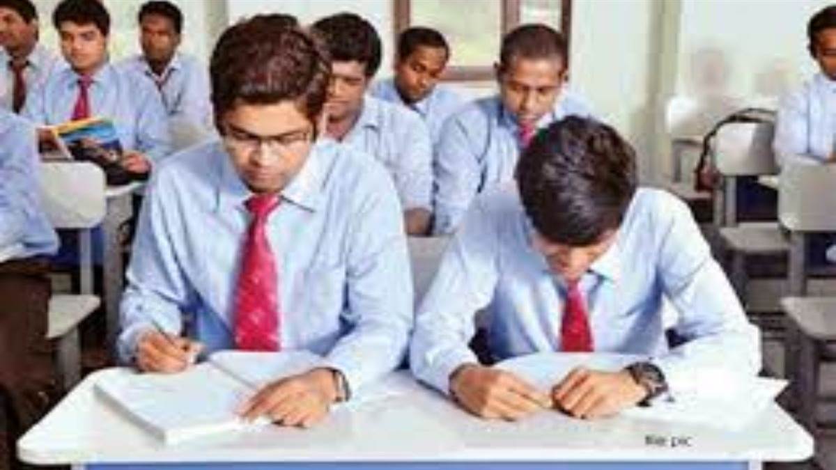Gwalior board exam 2023: गोपनीयता के साथ परीक्षा केन्द्रों तक पहुंचाए गए प्रश्न पत्र, अधिकारियों ने की कड़ी निगरानी