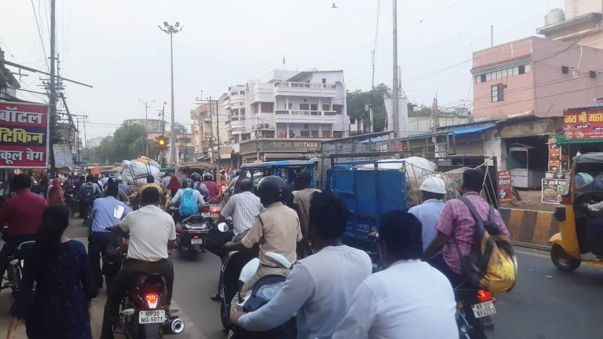 Jabalpur Traffic: घमापुर चौक में यातायात की व्यवस्था ही बन रही लोगों की अव्यवस्था का कारण