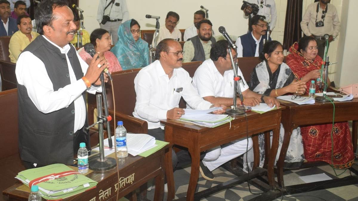 Jabalpur News: सफाई, बिजली, पानी पर गरमाया रहा सदन, 31 मार्च तक बढ़ा समितियों का सफाई ठेका