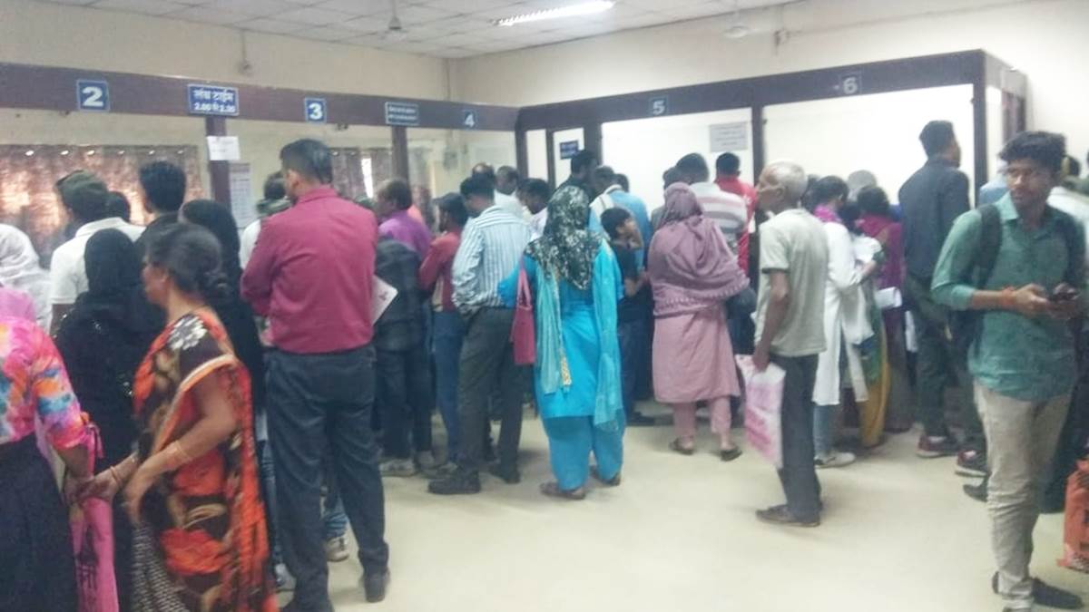 Jabalpur News: लोकसेवा केंद्र पर मनमानी से भटक रहे आवेदक, संचालक को नोटिस की तैयारी