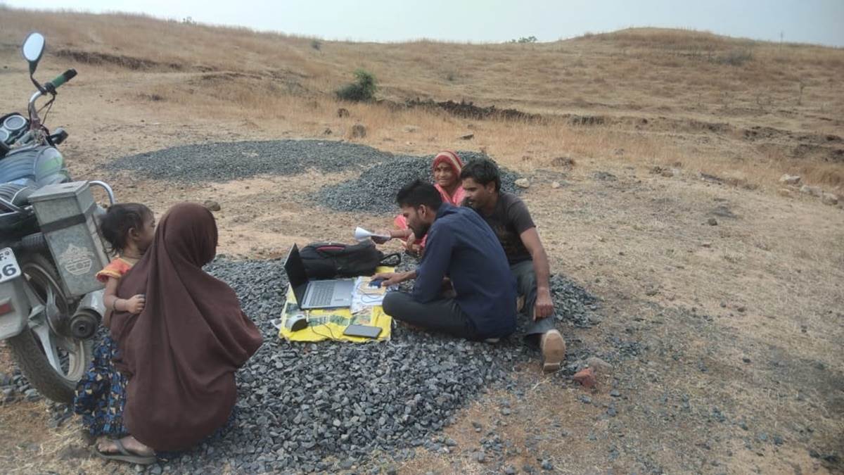 Ladli Bahna Yojna: पेटलावद में नेटवर्क नहीं मिलने से कर्मचारी पहुंचे पहाड़ी पर, ई-केवायसी के लिए मशक्कत
