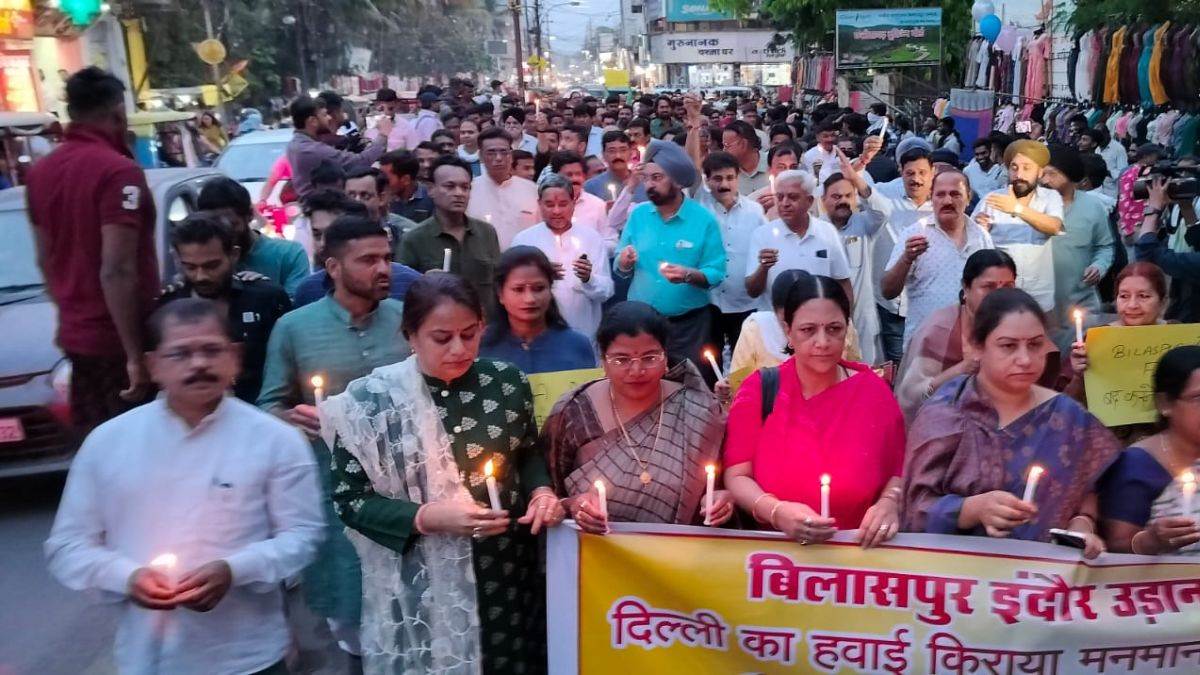 Bilaspur News: बिलासपुर-इंदौर फ्लाइट बंद करने के विरोध में कैंडल मार्च