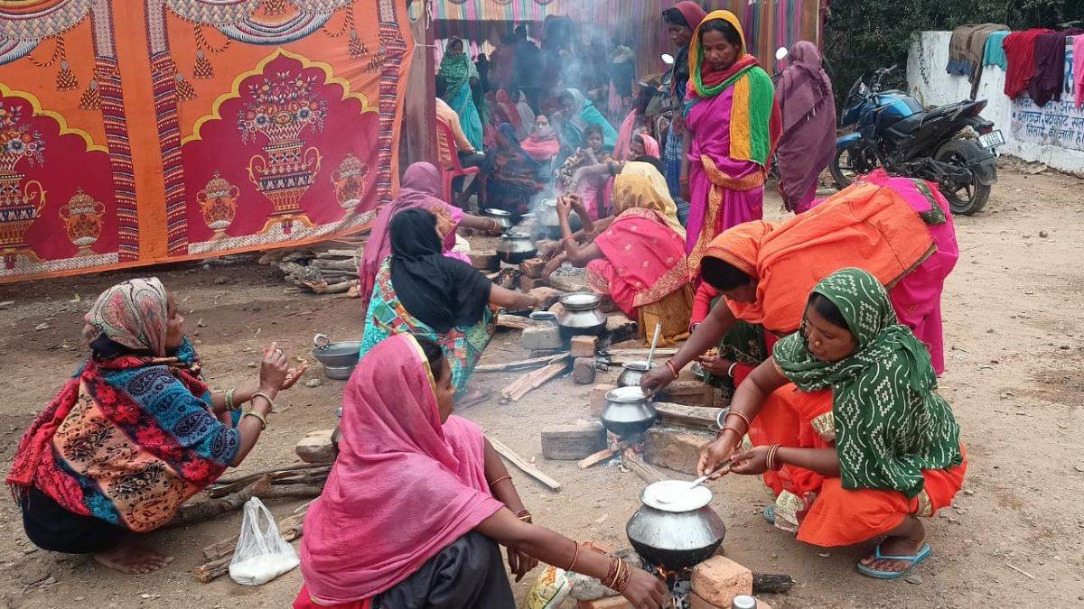 Ambikapur News: रसाेइयों का अनोखा आंदोलन, धरना स्थल पर ही बन रहा भोजन