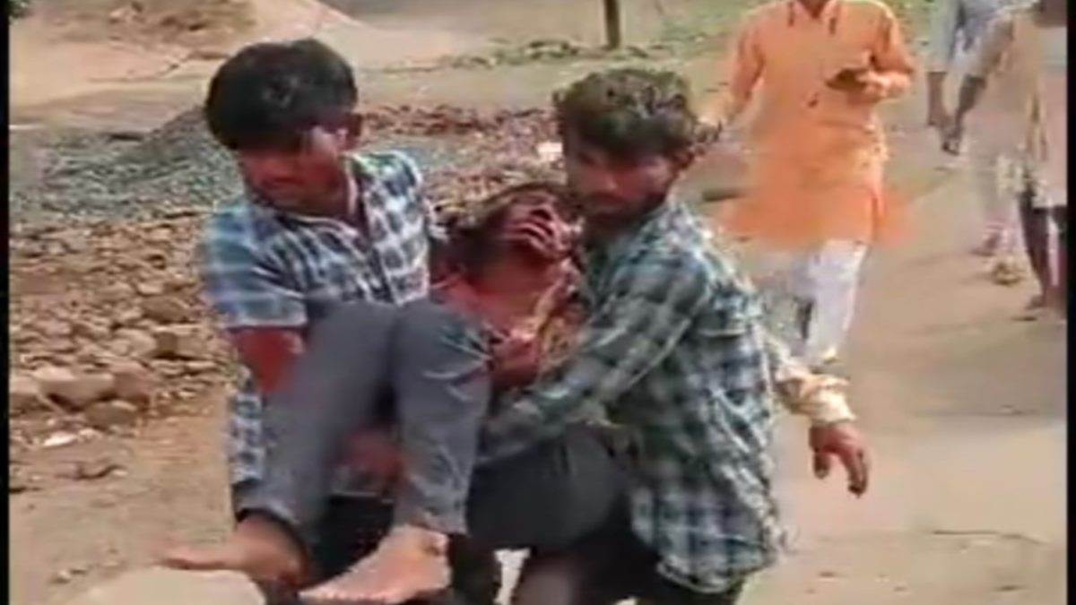 Rajgarh Crime News: फाइनेंस कंपनी के कर्मचारी ने फोडा ग्रामीण का सिर, ग्रामीणों ने कर्मचारी को पकड़कर पेड़ से बांधा