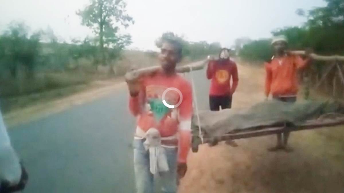 Singrauli News: आदिवासी युवती के शव को घर ले जाने नसीब नहीं हुई एंबुलेंस, खाट में ले गए स्वजन, मानवता फिर हुई शर्मसार