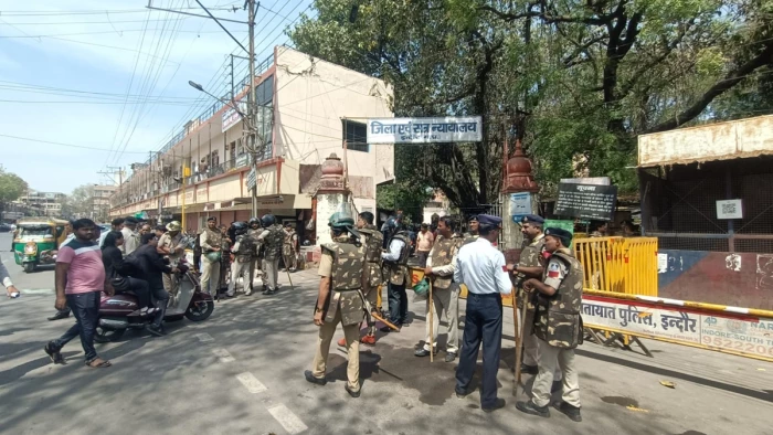 इंदौर में पुलिस और वकीलों के बीच विवाद, हाईकोर्ट और जिला अदालत के बाहर फोर्स तैनात
