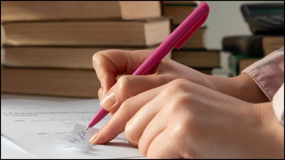 CBSE 12th एप्लाइड मैथ्स परीक्षा पर विवाद, छात्रों का आरोप- आउट ऑफ सिलेबस पूछे गए सवाल, ग्रेस मार्क्स की उठी मांग