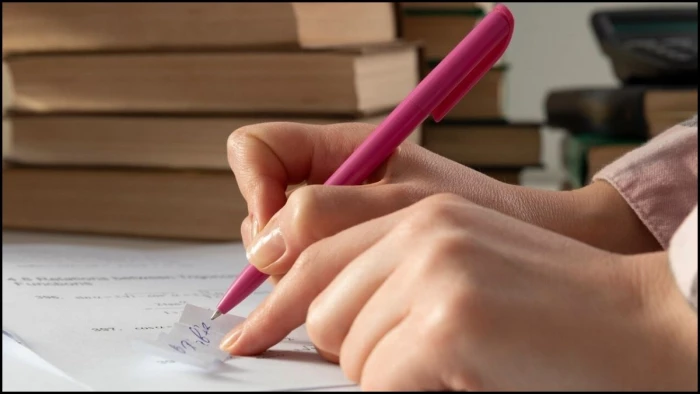 CBSE 12th एप्लाइड मैथ्स परीक्षा पर विवाद, छात्रों का आरोप- आउट ऑफ सिलेबस पूछे गए सवाल, ग्रेस मार्क्स की उठी मांग