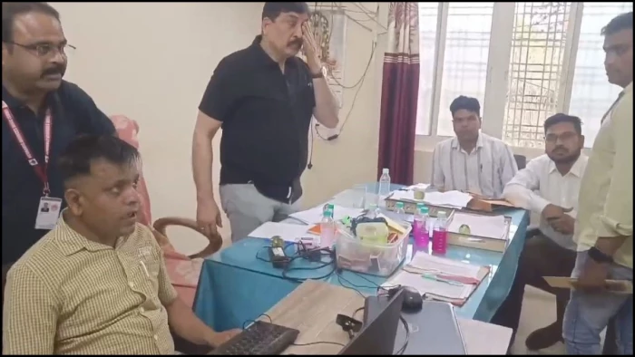 शिवपुरी में जेई के कहने पर कंप्यूटर ऑपरेटर ने ली 20 हजार की रिश्वत, EOW ने रंगे हाथों पकड़ा, दोनों पर मुकदमा दर्ज