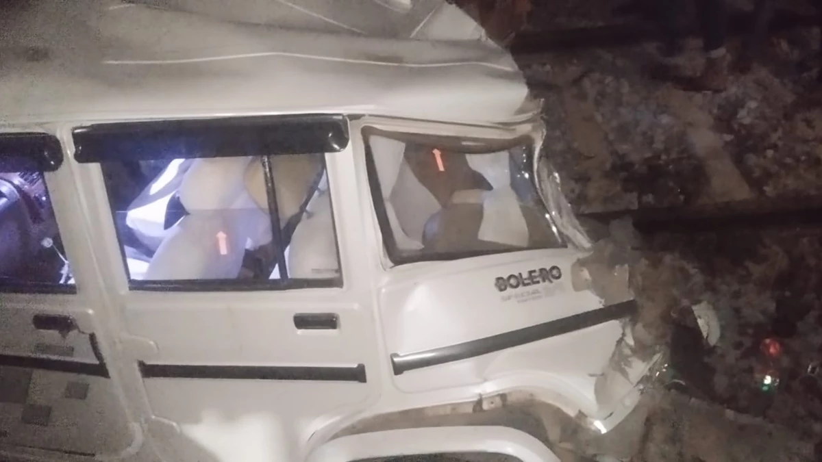 Train Accident: रेलवे ट्रैक पर फंसी जीप से टकराई बुंदेलखंड एक्सप्रेस, बड़ी दुर्घटना टली