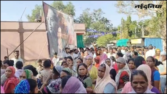 बुरहानपुर में बाबा साहब का बैनर फाड़ने पर बवाल, लोगों ने थाने में किया प्रदर्शन, पुलिस ने दर्ज की FIR