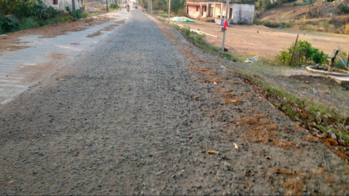 सिवनी में एक करोड़ की सड़क बनते ही उखड़ी, केवलारी में भ्रष्टाचार की पोल खुली; ठेकेदार का भुगतान रोका