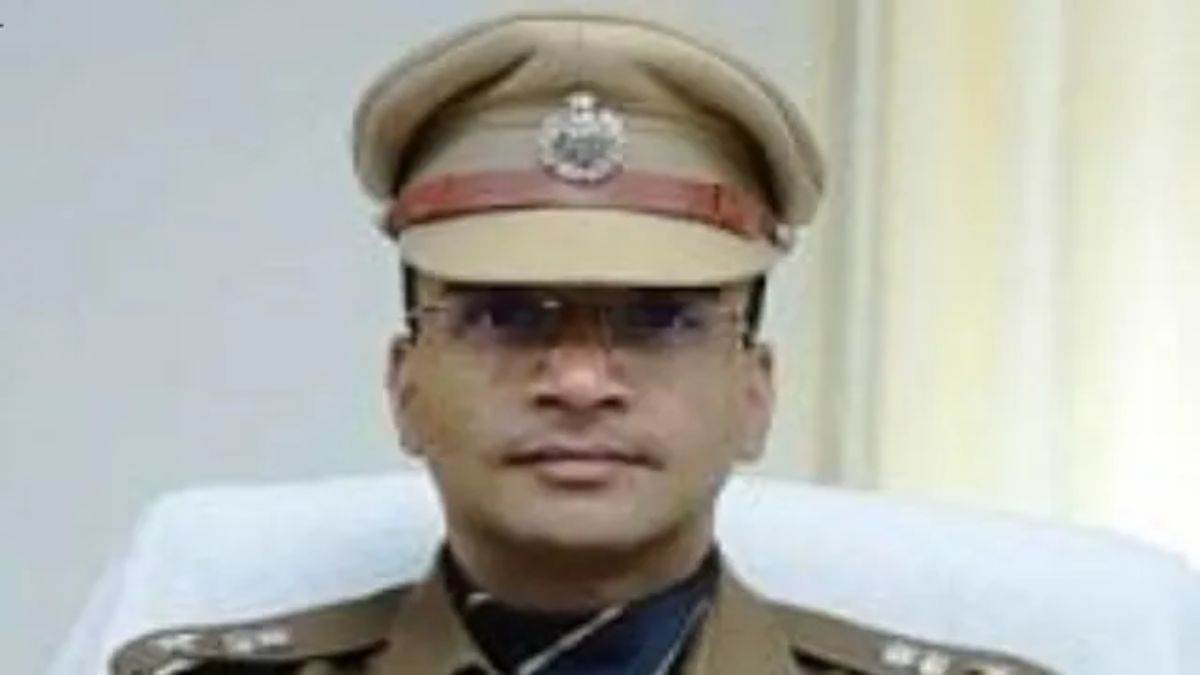मेरठ SSP का बड़ा एक्शन... साइबर थाने में चल रहा था वसूली का 'खेल', 13 पुलिसकर्मी सस्पेंड
