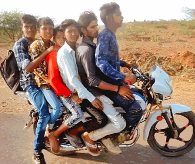 बाइक पर बैठी कार से भी ज्यादा सवारी