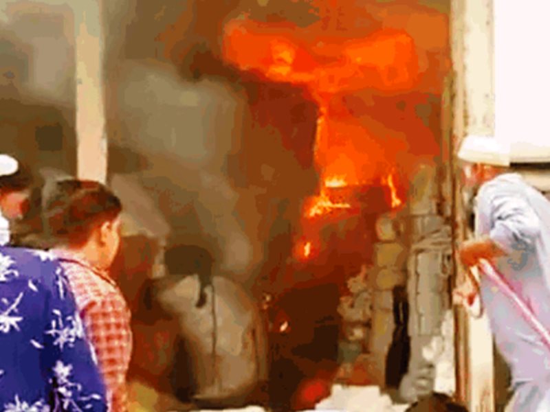 Fire in Khandwa: पटाखों की चिंगारी से जूट की दुकान में भीषण आग