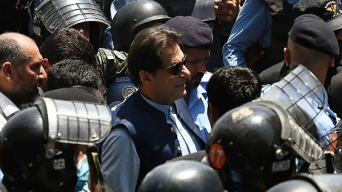 Pakistan: पुलिस ने इमरान खान को दिया 24 घंटे का अल्टीमेटम, कहा- 'घर में छुपे आतंकियों को सौंपें'
